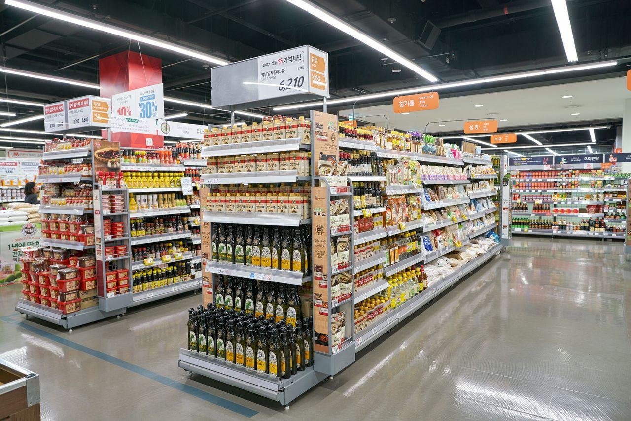 Cửa hàng Lotte Mart ở Dongnae, Busan với các kệ hàng đa dạng và sáng sủa.